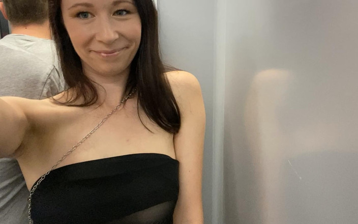 RonyaRabe: 거의 잡힐 뻔했어! 엘리베이터에서 지나가는 사람이 나를 핥아!