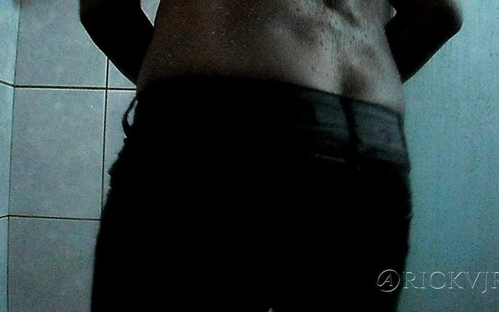 Rickvjr: Twerking no banheiro 'preto no chuveiro'