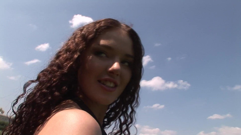 European fresh porn: Rondborstige brunette met krullend haar krijgt haar kont vernield