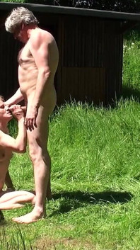Pareja madura amateur folla al aire libre en el jardín