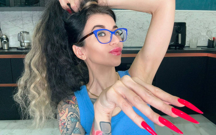 Julia domaina: Ditalini, lunghe unghie rosse, dita lunghe e palme spalancate molto...