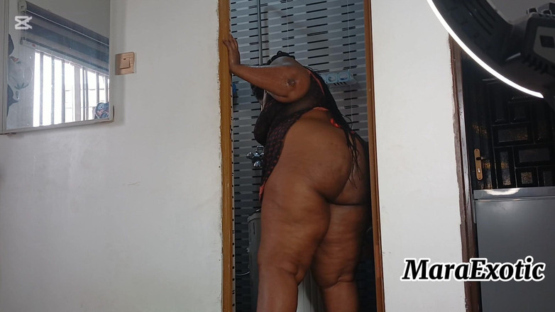 Mara Exotic: Sexy ébano nigeriana milf em lingerie lavando roupa - Mara Exotic