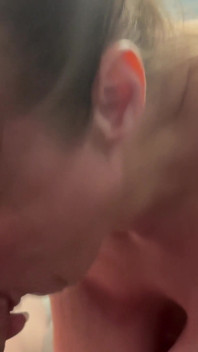La matrigna mi rinchiude nella sua stanza e mi succhia fino a quando le ho spompinato in gola il mio carico!