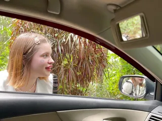Une petite étudiante m’a demandé de chevaucher alors je l’ai baisée dans la voiture