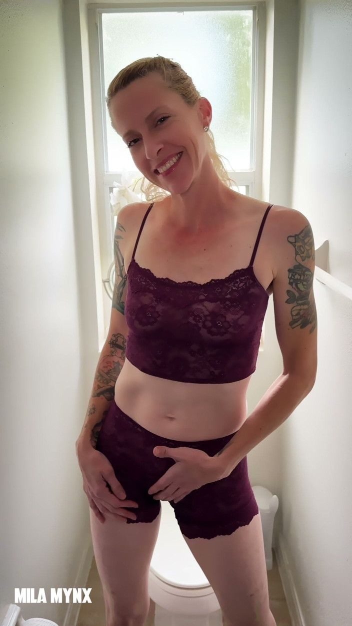 Mila Mynx: 내 새로운 란제리에 오줌을 싸기 위해 필사적으로