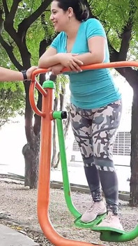 公園で隣人の売春婦を見つけ、彼女は私に彼女の家でファックするように誘います