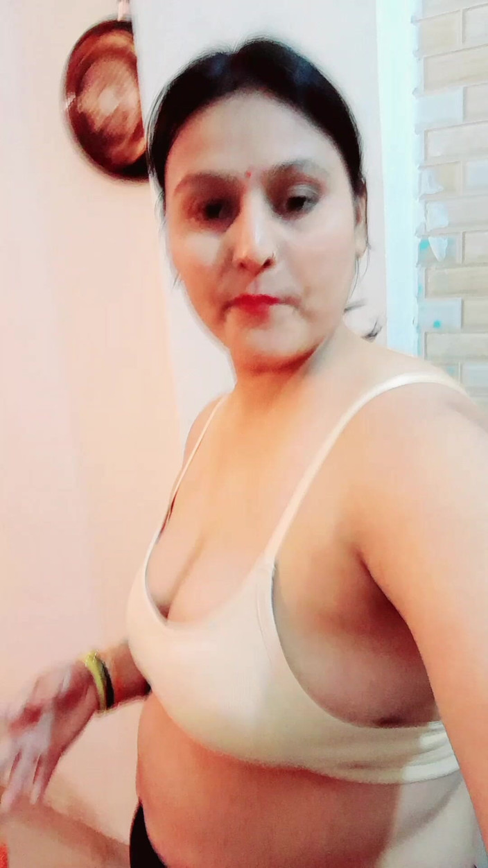 Puja555: Tančící desi manželka Puja Bhabhi