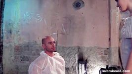 L'uomo legato si masturba dominazione femminile