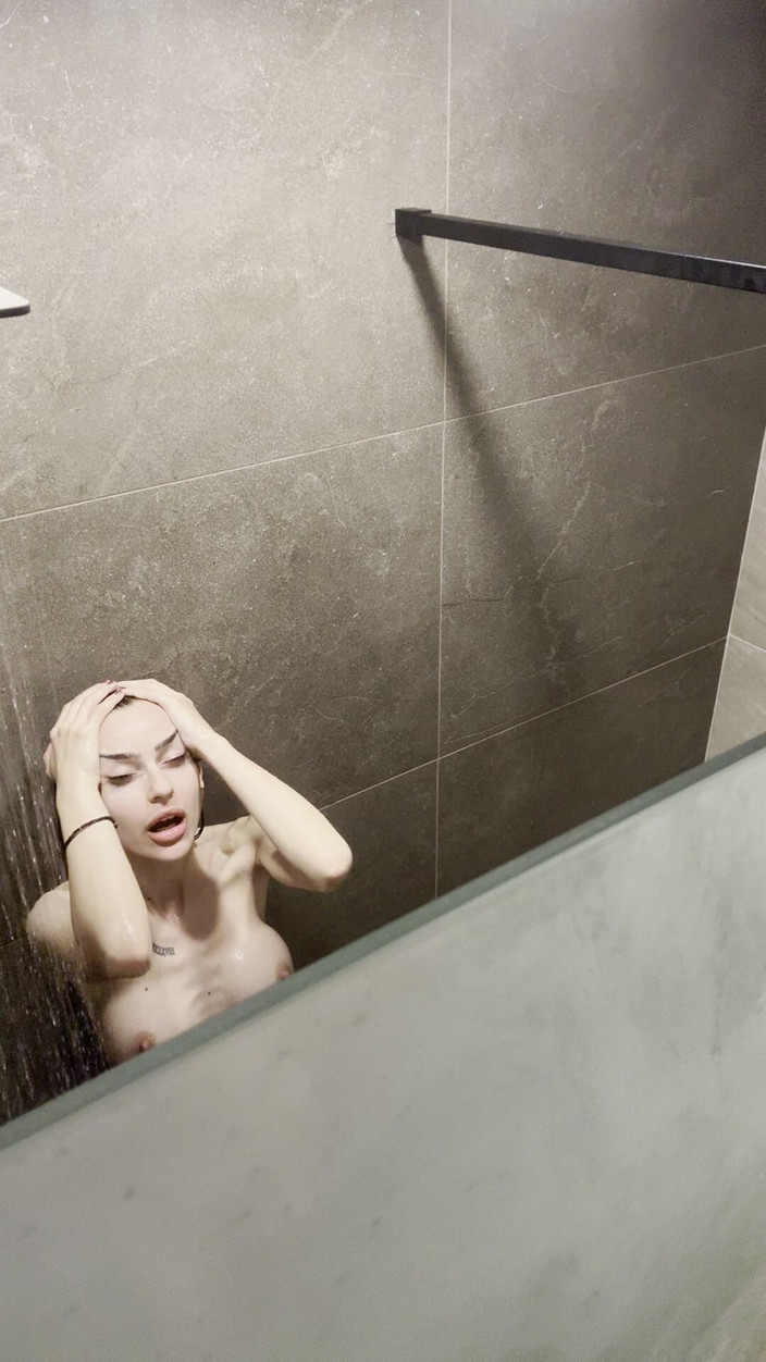 silicone_brunette: Fotocamera nel mio bagno