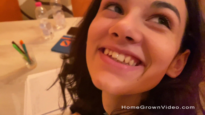 Homegrown Video: かわいいソフィアがフェイシャルを受ける