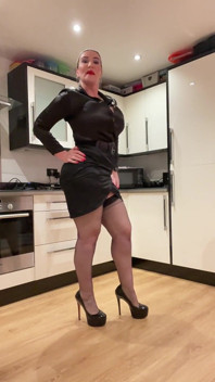 Dein blasser weißer schwanz ist zu klein für mein perfektes c***