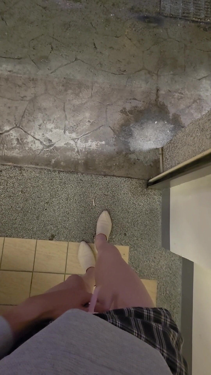 Taiwancdgirl: Höschen in der Motelgarage zeigen