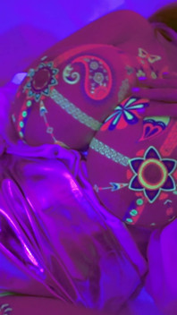 Neon Glow - Enormes Tetas Enmascaradas Hottie Se Vuelve Loca Masturbándose Con Gemidos De Anime - Lilykoti