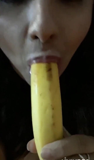 Miss Madii: Blowjob pisang Miss Madii tanpa audio