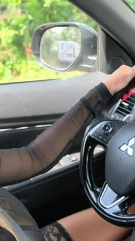 ヒールとナイロンで運転する