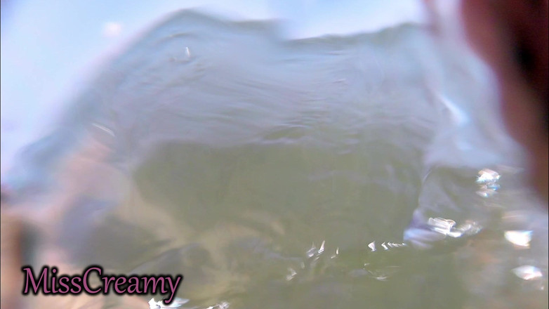 Miss Creamy: Нас спіймали! Моя вчителька дрочить мій член під водою на оголеному пляжі, публічний секс