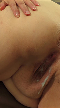 Oh mio dio! L'uomo grasso sapeva che non sarebbe durato più a lungo, si è arrendeto ed ha iniziato a gemere duramente mentre sborrava dentro la grande figa grassa della donna