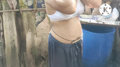 Anita yadav: Indická manželka v domácnosti se krásně koupe venku