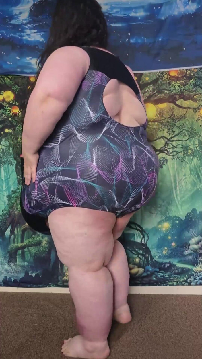 SSBBWLadyBrads: SSBBW zkouší plavky s tlustou bohyní