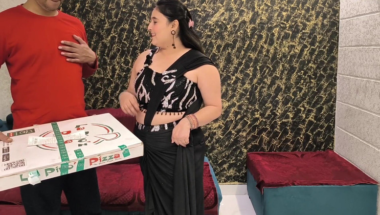 pujaprem: Pria pengantar pizza ngentot sama cewek india dengan pizza gratis