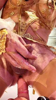L'arrapante tettona si masturba e gioca con il culo