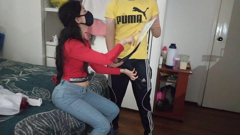 Jopy sex: Prawdziwa amatorska seksowna Laura zostaje przyłapana na dotykaniu się, więc...