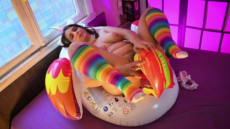 Bunny Looner: Doppio unicorno gonfiabile e sfregamento della figa - Bunny Looner