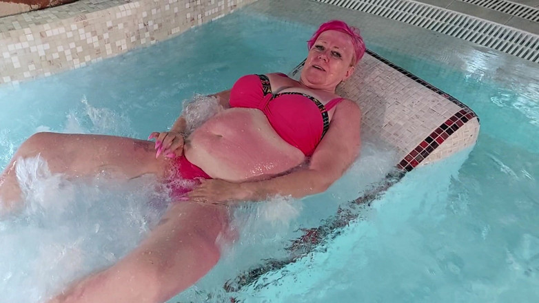 PureVicky66: Gagică matură țâțoasă se cu degetele până la orgasm cu ejaculare în...