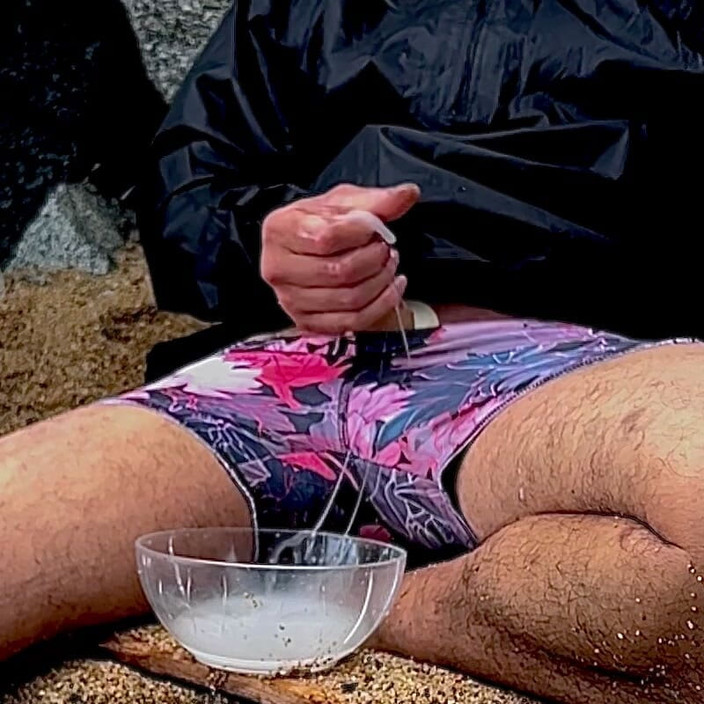 Hyperspermia: Jestem na plaży i zbieram całą wytrysk w misce