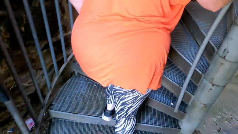 Bouncy Tits Action: Abidede göğüslerinden birini dövüyor