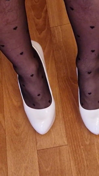 Sexy trio con i tacchi alti, che camminano di nascosto in collant e giocano con i tacchi