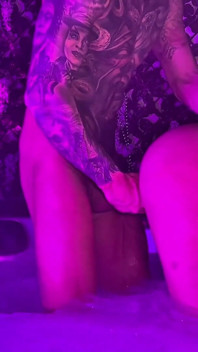 Chris diamond dientot habis-habisan di jacuzzi