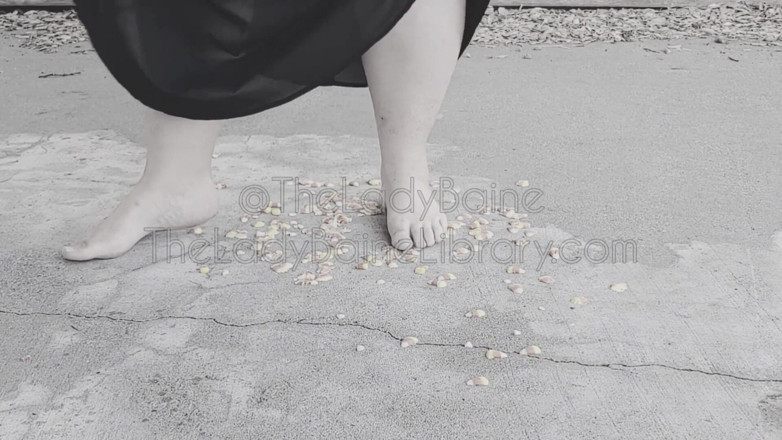 TheLadyBaine: SSBBW barefoot demoness candy corn crushing