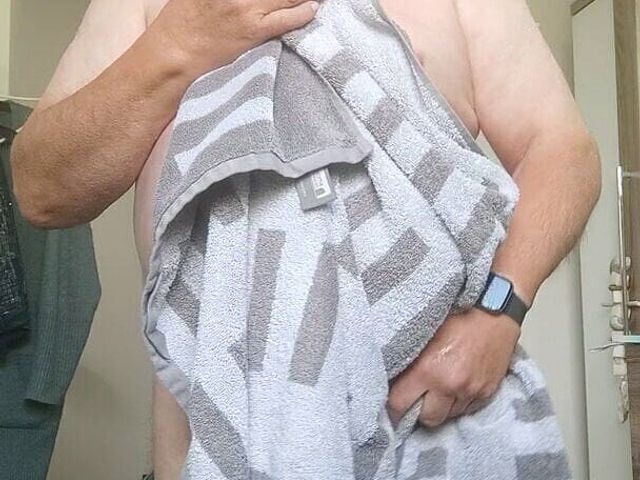 Drying, Playing, Beating Is More on Wet Skin! (Karlchengeil)
