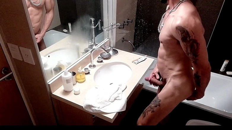 Alex Barcelona XXX: เล่นรูตูดแล้วชักว่าวในห้องน้ำ โดย Alex Barcelona
