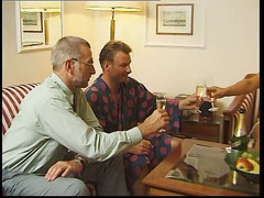 Dirty Teeny: Ragazza bruna cavalca il cazzo del vecchio dopo essersi piaciuti...