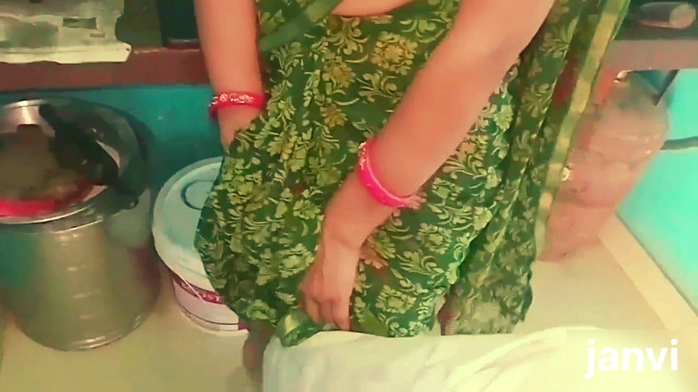 Village studio: Když švagrová pracovala v kuchyni, přišel její švagr. Šukal jsem svou švagrovou v kuchyni