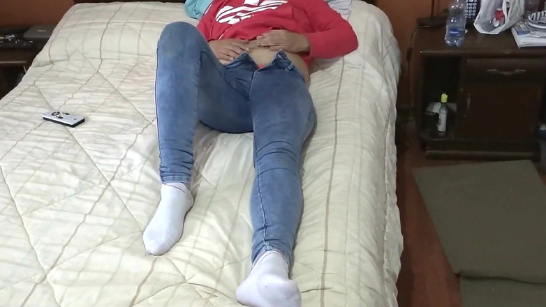 Ardientes69: 젊은 연인에게 자위하고 따먹기 전에 바지 밑에 몸을 만지다