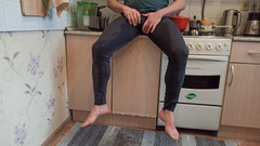 Kinky Guy: Chcaní v kuchyni a masturbace po Dlouhém čůrání v legínách