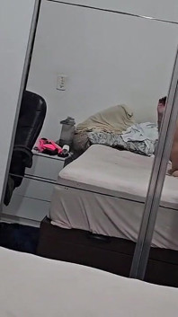 Carol Hotwife rên rỉ trên giường với người yêu của cô ấy trong khi cuckold thuần hóa quay phim mọi thứ