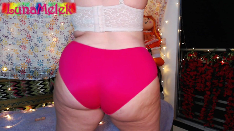 Luna Melek: Rond de twerk in 24 slipjes