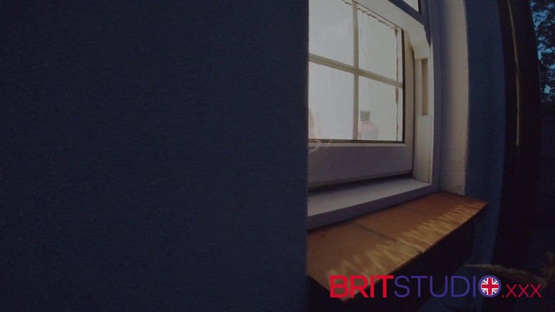 Brit Studio: आप अपने पड़ोसी को शॉवर में देखते हैं