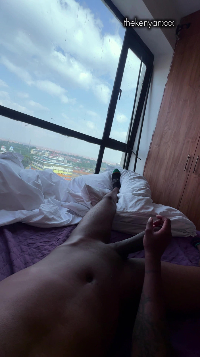 THEKENYANXXX: Meu novo vizinho ébano veio para dizer oi, mas conheci um...