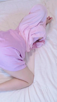 Una ragazza hijabi malese twerka in abito viola mostra il suo grande culo
