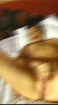2人の美しい若い女の尻が2つの巨大な素人コックによって口の中で犯され、射精されました