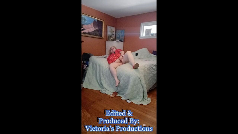 BBW nurse Vicki adventures with friends: 미니 마우스 드레스와 빨간 발가락 신발과 사정을 입은 간호사 비키