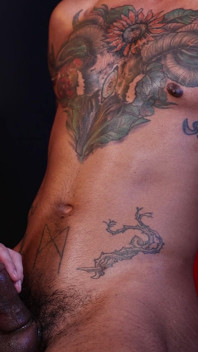Guy 33 - paja y sonando a una stripper bi, tatuada y extremadamente vocal hasta un enorme orgasmo