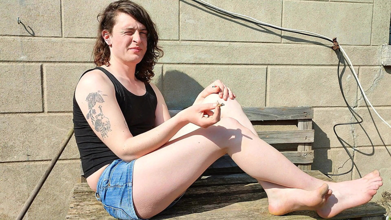Sara B: Sara raucht im freien