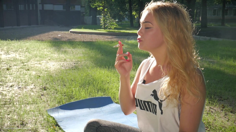 Russian Smokers: Awek Rusia seksi merokok dilonggarkan di luar rumah