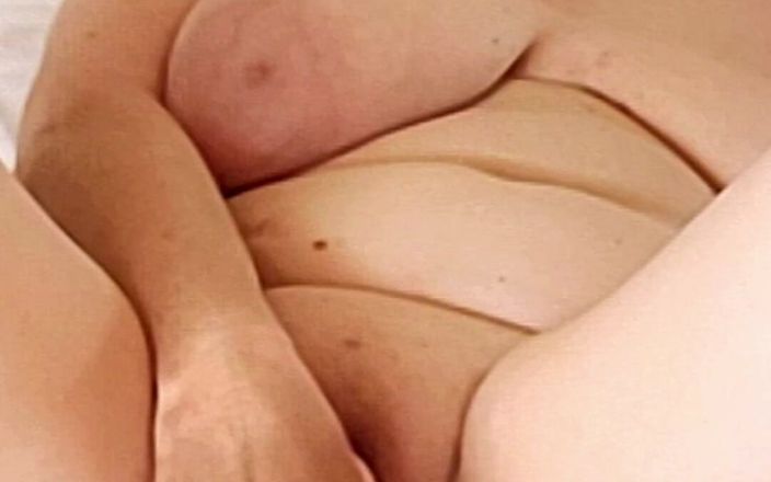 MariaOld: Caliente gilf masturbarse por clítoris vibrador hasta fuerte orgasmo